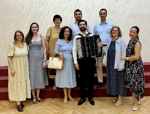 Slika na kojoj se nalazi odeća, osoba, haljina, obuća

Opis je automatski generisan